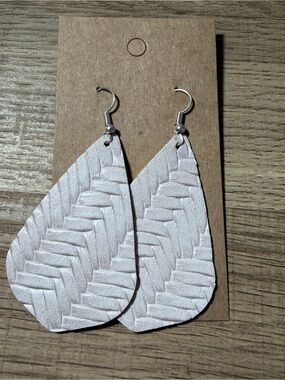 NWOT Source Unknown White Textured Teardrop Earrings